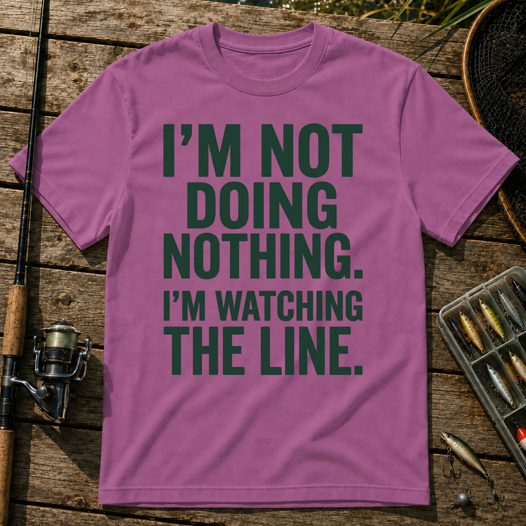 I'M NOT DOING NOTHING. I'M WATCHING THE LINE. Typography T-Shirt in Berry