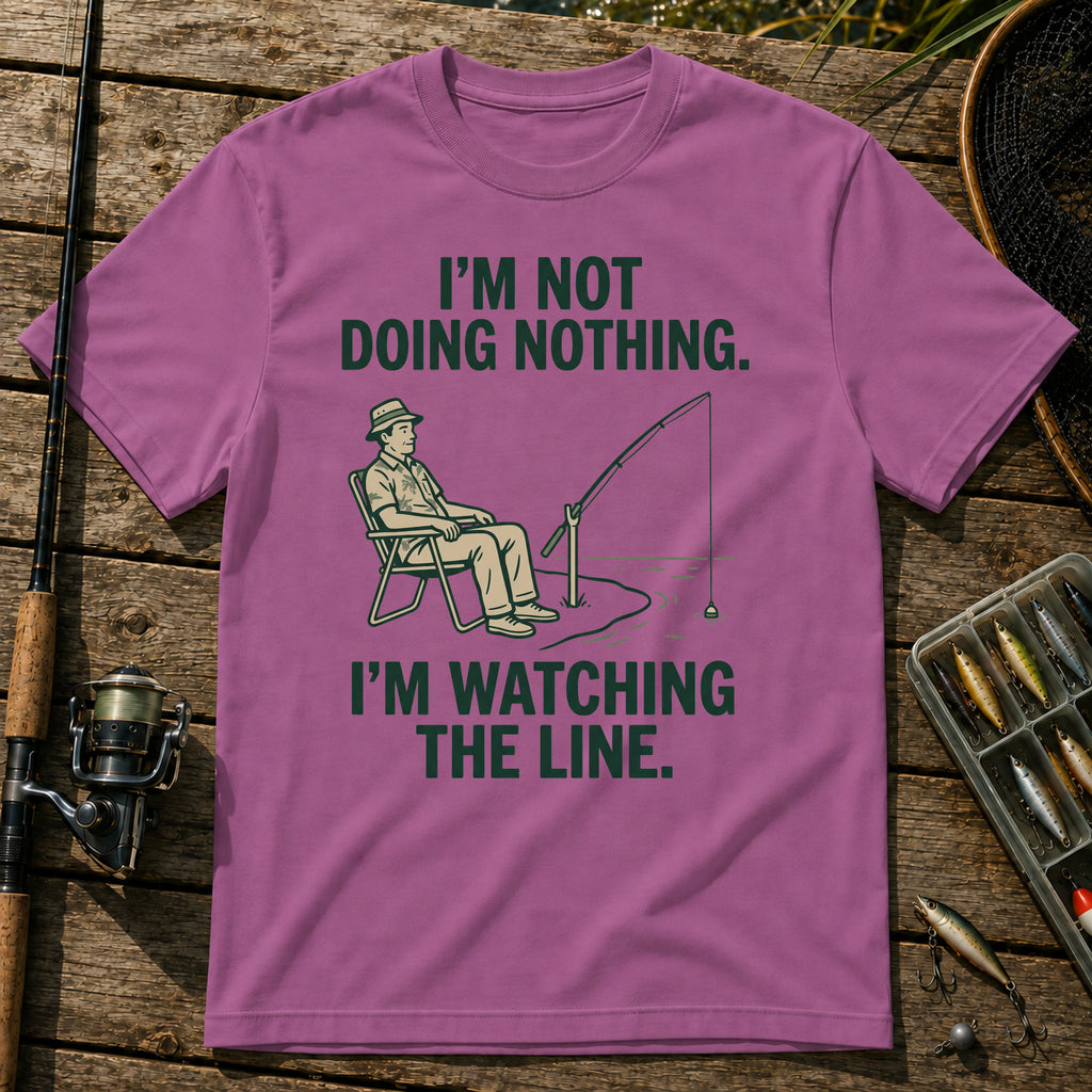 I'M NOT DOING NOTHING. I'M WATCHING THE LINE. T-Shirt in Berry